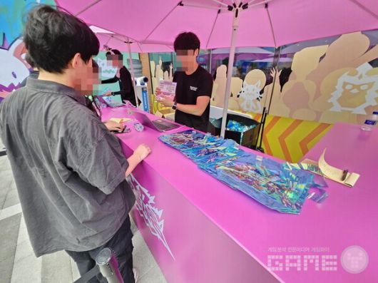 입장전에 간단한 설명과 함께 웰컴백 굿즈와 팸플릿을 받게된다 / 게임와이 촬영