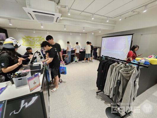 1층 좌측의 팝업스토어에는 리그 오브 레전드 IP를 활용한 다양한 굿즈를 구매할 수 있다 / 게임와이 촬영
