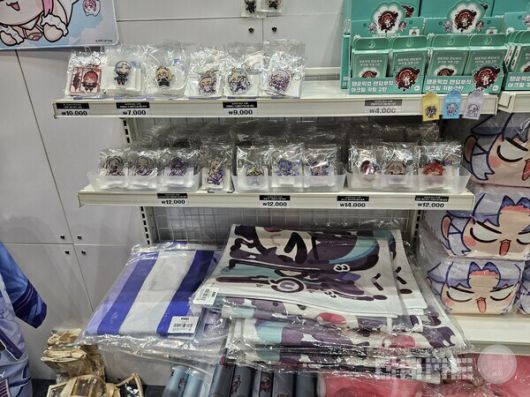 피규어말고도 다양한 굿즈도 판매된다 / 게임와이 촬영