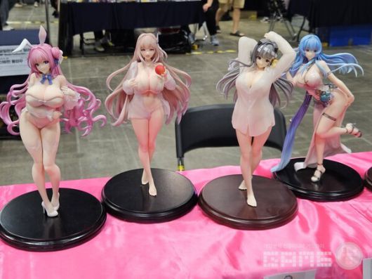 당일판권 제도 덕분에 개인부스에서도 기업 IP 피규어를 판매 및 전시할 수 있다 / 게임와이 촬영