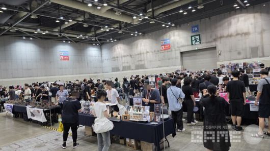 원페 방문 목적에 개인부스도 있기에 많은 사람들이 피규어를 구경하는 모습을 볼 수 있었다 / 게임와이 촬영