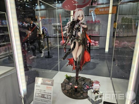 지나가는 많은 사람들의 시선을 사로잡은 흑북이 피규어 / 게임와이 촬영