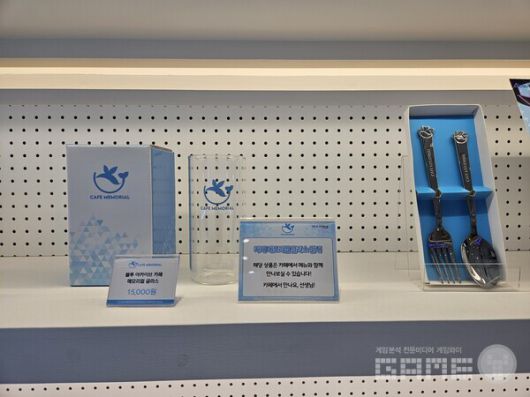 컵과 식기처럼 카페와 연관된 굿즈도 판매된다 / 게임와이 촬영