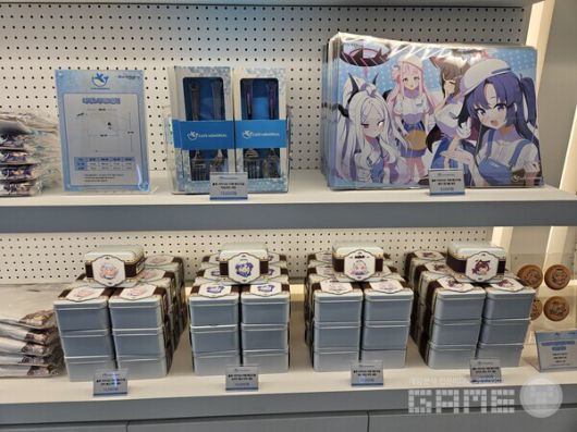 카페 메모리얼의 컨셉에 맞춘 굿즈들이 대다수 / 게임와이 촬영