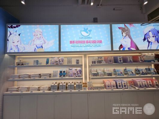 카페 우측에는 굿즈를 구매할 수 있는 팝업스토어가 존재한다 / 게임와이 촬영