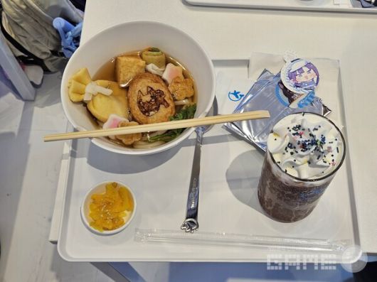 기자가 주문한 것은 와카모 우동. 정말 스탠다드한 맛이라 호불호가 느껴질 것 같지 않았다 / 게임와이 촬영