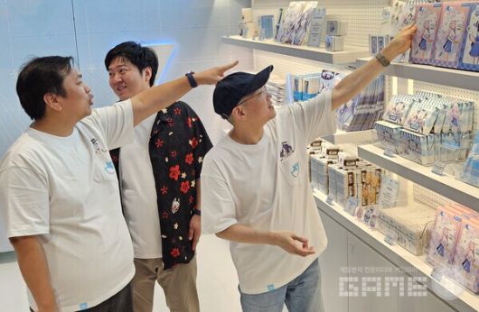 직접 굿즈를 확인하는 모습도 현장에서 볼 수 있었다 / 게임와이 촬영