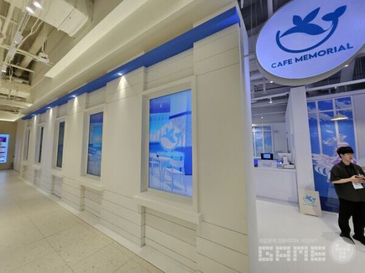 외부에 LED도 설치되어 있어 반대쪽으로 입장해도 쉽게 카페 메모리얼을 찾을 수 있다 / 게임와이 촬영