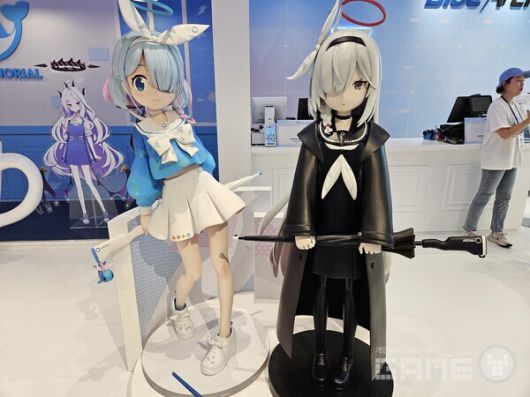 아로나와 프라나의 조형물이 카페 중앙에 전시되어 있었다 / 게임와이 촬영