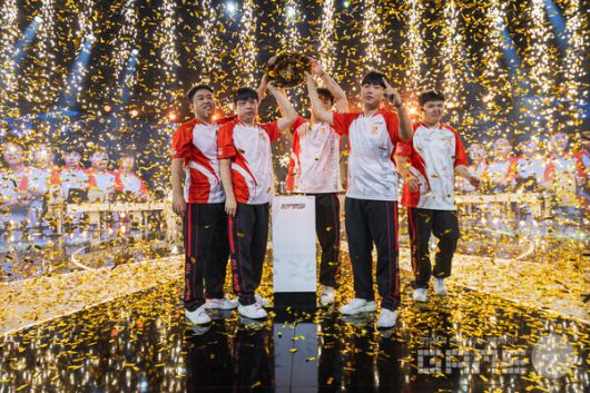 로스파이어 우승팀 AG.AL이 트로피를 들어올리고 있다