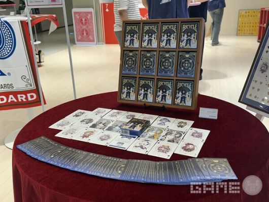 팝업스토어 내 컬래버 카드 전시