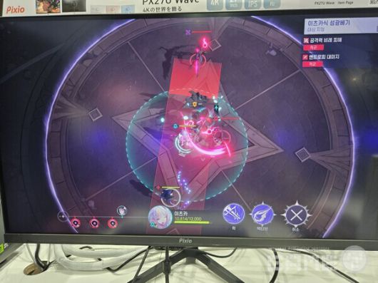 스마일게이트 부스 '미래시' 시연 현장 / 게임와이 촬영