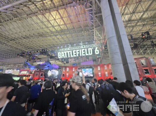 인파가 붐비는 TGS 실내 입구 주변 /게임와이 촬영