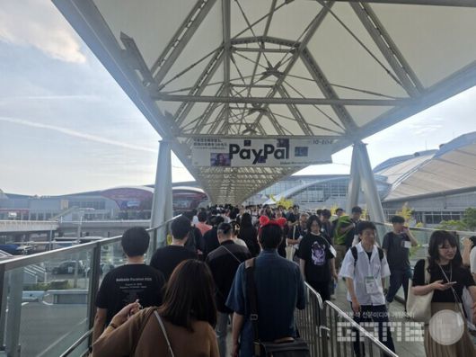 TGS 2025 1-8홀에서 9-11홀로 넘어가는 다리/게임와이 촬영