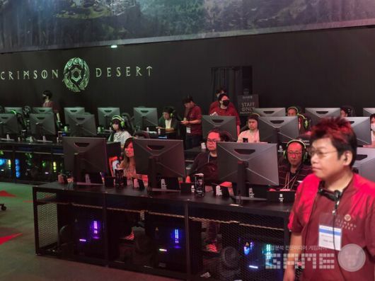 펄어비스 부스는 일반 관람이 아닌 비즈니스 데이임에도 오픈 한 시간 만에 200석 규모의 '붉은사막' 시연존이 모두 차고 긴 시연 대기줄이 생길 정도로 큰 관심을 받았다. /게임와이 촬영