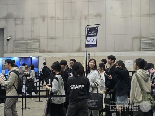 대기줄 2시간을 넘겨 결국 1차 마감이 되어버린 호요랜드 2025 붕괴: 스타레일 '내가 뽑는 대로' 부스. /게임와이 촬영