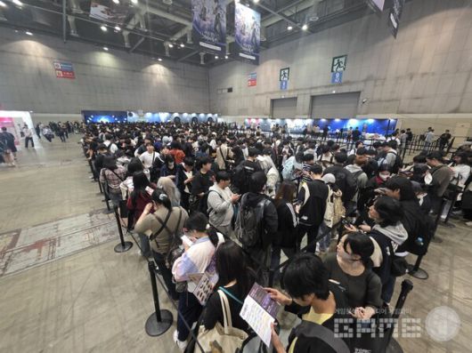 대기줄 2시간을 넘겨 결국 1차 마감이 되어버린 호요랜드 2025 붕괴: 스타레일 '내가 뽑는 대로' 부스. /게임와이 촬영