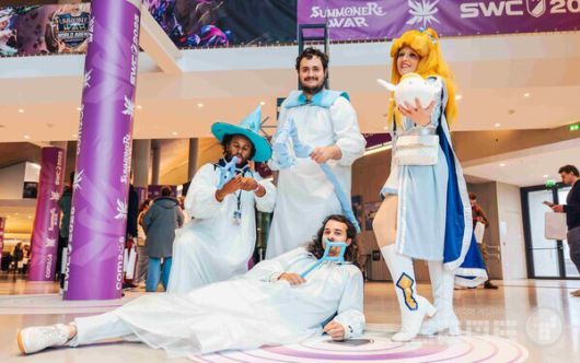 SWC2025 월드파이널_ '서머너즈 워' 캐릭터 루루와 친구들(좌), 그리고 아이린(우)을 코스프레하고 현장을 찾은 관객들