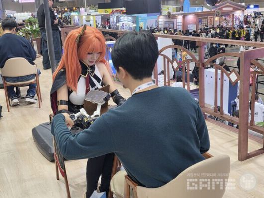 크레센트 2층 부스에서 데이트를 즐기는 모스어와 팬들 /게임와이 촬영