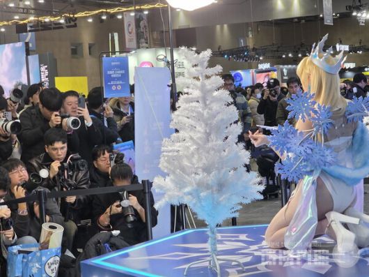 AGF 2025에서는 코스어를 찍기, 또는 코스어와 사진 찍기가 일반 적이다. /게임와이 촬영