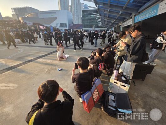 지스타에서 코스어와 사진을 찍으려면 이렇게 긴 줄을 서야 했다. /게임와이 촬영