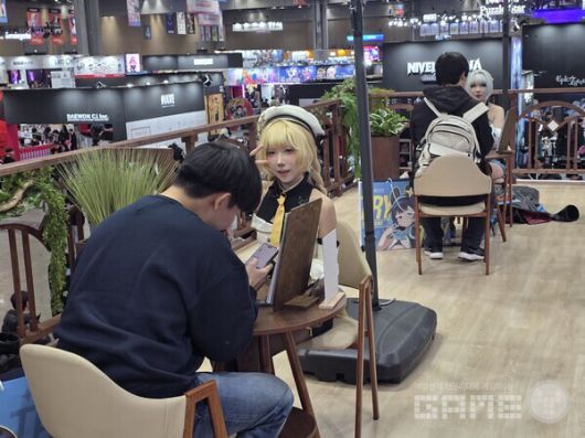 크레센트 2층 부스에서 데이트를 즐기는 모스어와 팬들 /게임와이 촬영