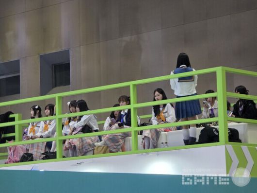 여학생 여러 명이 있는 독특한 컨셉 부스와 하늘색 백팩이 눈길을 끈 헤븐헬즈 부스. /게임와이 촬영