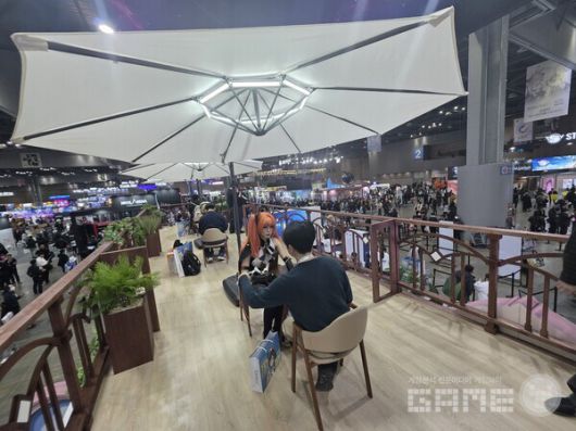 크레센트 2층 부스에서 데이트를 즐기는 모스어와 팬들 /게임와이 촬영