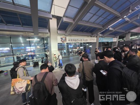 지스타에서 코스어와 사진을 찍으려면 이렇게 긴 줄을 서야 했다. /게임와이 촬영