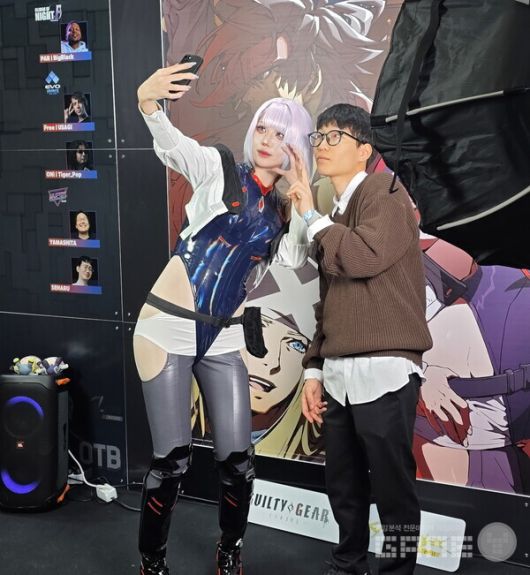 AGF 2025에서는 코스어를 찍기, 또는 코스어와 사진 찍기가 일반 적이다. /게임와이 촬영