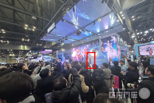 AGF 2025에서는 코스어를 찍기, 또는 코스어와 사진 찍기가 일반 적이다. /게임와이 촬영