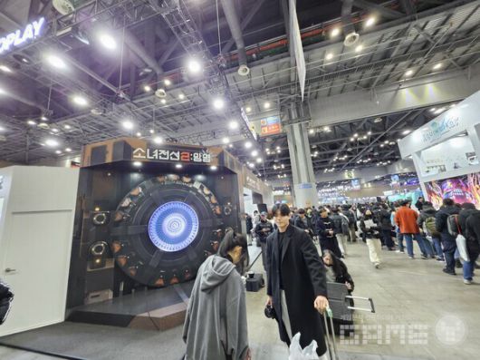 소녀전선 2의 부스는 엘모호를 컨셉으로 꾸며졌다 / 게임와이 촬영