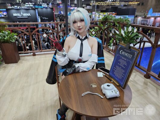 1등에 당첨되면 크레센트 코스어와 짧은 데이트를 즐길 수 있다 / 게임와이 촬영