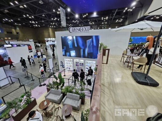 2층에서는 행사장의 전경을 여유롭게 관람할 수 있다 / 게임와이 촬영