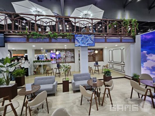 게임 내 함선 만타리온에 있는 카페를 컨셉으로 만들어진 크레센트 부스 / 게임와이 촬영