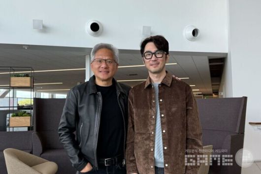 10일 오후(현지시간) 미국 캘리포니아주 산타클라라에 위치한 엔비디아 본사에서 김창한 크래프톤 대표(오른쪽)가 젠슨 황 CEO(왼쪽)과 기념사진을 촬영하고 있다. / 크래프톤