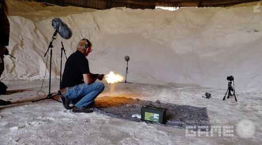 실제 총기로 녹음 중인 개발진
