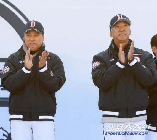 2024 곰들의 모임이 24일 잠실구장에서 열렸다. 두산 이승엽 감독, 고토 코치가 팬들에게 인사를 건네고 있다. 잠실=박재만 기자 pjm@sportschosun.com/2024.11.24/