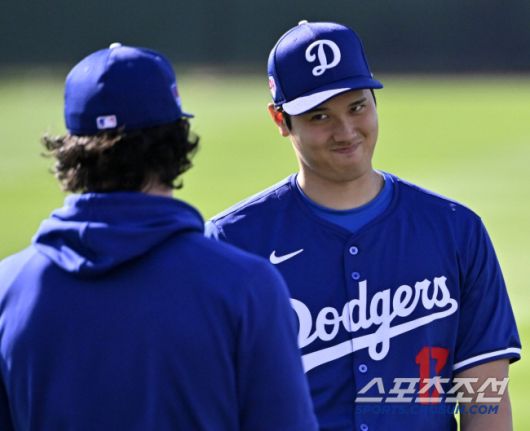 19일(한국시간) 미국 애리조나주 글렌데일 캐멀백 랜치에서 열린 LA다저스의 스프링캠프 현장, 오타니가 워밍업을 준비하며 이야기를 나누고 있다. 글렌데일(미국 애리조나주)=허상욱 기자wook@sportschosun.com/2024.02.19/