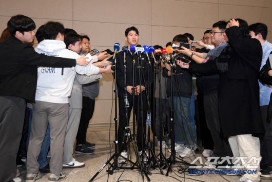 LA 다저스 김혜성이 14일 인천국제공항을 통해 미국으로 출국했다. 김혜성이 취재진과 인터뷰를 하고 있다. 인천공항=박재만 기자 pjm@sportschosun.com/2025.01.14/