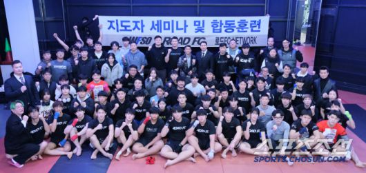 2025 로드 FC  네트워크 지도자 세미나 및 합동훈련 참가자들이 기념촬영을 했다. 사진제공=로드FC