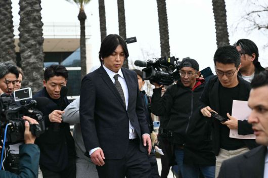 Ippei Mizuhara (R) leaves the Ronald Reagan Federal Building and Courthouse in Santa Ana, California, on February 6, 2025. Shohei Ohtani's former interpreter, Mizuhara, was sentenced February 6 to nearly 5 years in prison, after pleading guilty over charges of illegally transferring nearly $17 million from the baseball star's bank account in order to pay off gambling debts. (Photo by Patrick T. Fallon / AFP)        <저작권자(c) 연합뉴스, 무단 전재-재배포, AI 학습 및 활용 금지>