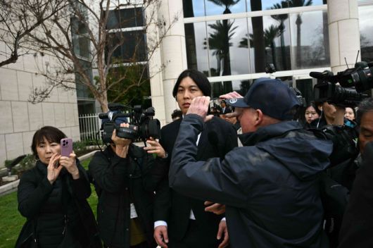 Ippei Mizuhara (R) leaves the Ronald Reagan Federal Building and Courthouse in Santa Ana, California, on February 6, 2025. Shohei Ohtani's former interpreter, Mizuhara, was sentenced February 6 to nearly 5 years in prison, after pleading guilty over charges of illegally transferring nearly $17 million from the baseball star's bank account in order to pay off gambling debts. (Photo by Patrick T. Fallon / AFP)        <저작권자(c) 연합뉴스, 무단 전재-재배포, AI 학습 및 활용 금지>