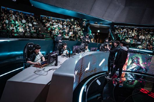 ◇디플러스 기아 선수들이 지난 1월 25일 LCK아레나에서 열린 2025 LCK컵 그룹 스테이지에서 한화생명e스포츠와의 경기를 준비하고 있다. 사진제공=LCK