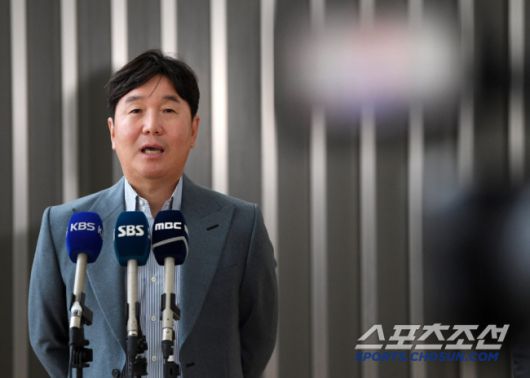 류지현 야구 국가대표 감독이 2026 월드베이스볼클래식(WBC) 전력 분석을 위해 20일 인천국제공항을 통해 대만으로 출국했다. 류지현 감독이 출국 전 인터뷰를 하고 있다. 인천공항=박재만 기자 pjm@sportschosun.com/2025.02.20/