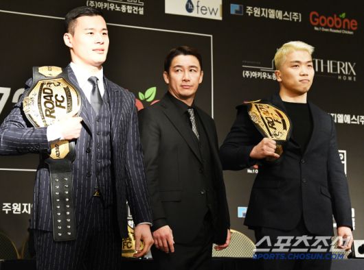 굽네 로드FC 공식 기자회견이 26일 오후 서울 서대문구 스위스 그랜드 호텔에서 열렸다. 기자회견에는 윤형빈, 벤쯔, 태인, 세키노 타이세이, 황인수, 임동환, 이정현, 고동혁, 박시원, 난딘에르덴이 참석했다. 황인수, 정문홍 대표, 임동환(왼쪽부터)이 포즈 취하고 있다. 정재근 기자 cjg@sportschosun.com/2025.2.26/