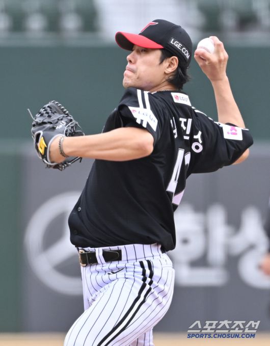 10일 부산 사직구장에서 열린 KBO리그 시범경기 롯데와 LG의 경기. 투구하고 있는 LG 김진성. 부산=송정헌 기자songs@sportschosun.com/2025.03.10/