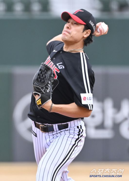 10일 부산 사직구장에서 열린 KBO리그 시범경기 롯데와 LG의 경기. 투구하고 있는 LG 김진성. 부산=송정헌 기자songs@sportschosun.com/2025.03.10/