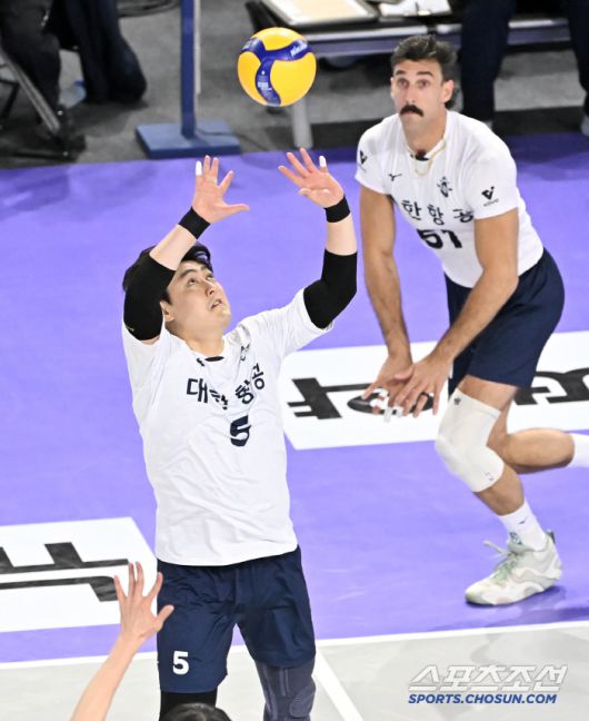 대한항공 세터 유광우가 28일 KB손해보험과의 플레이오프 2차전서 공을 올리고 있다. 사진제공=KOVO