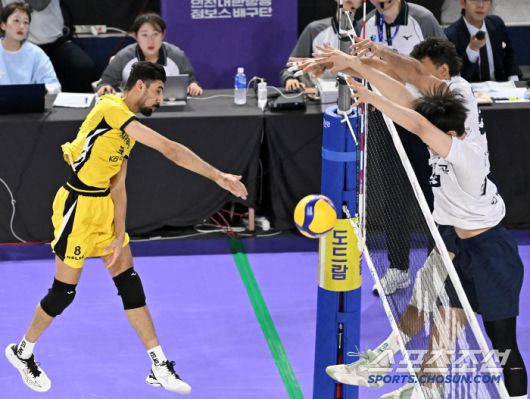 대한항공 선수들이 28일 KB손해보험과의 플레이오프 2차전서 야쿱의 스파이크를 블로킹하고 있다. 사진제공=KOVO